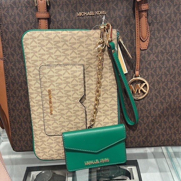 MICHAEL KORS JET SET ITEM LG 2 in 1 CARD CASE & WRISTLET
Palmetto Green
NWT - Picture 3 of 16